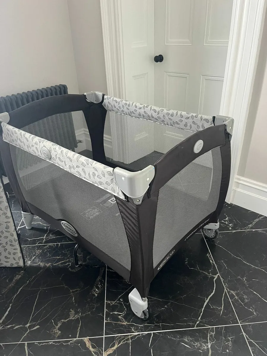 Travel cot