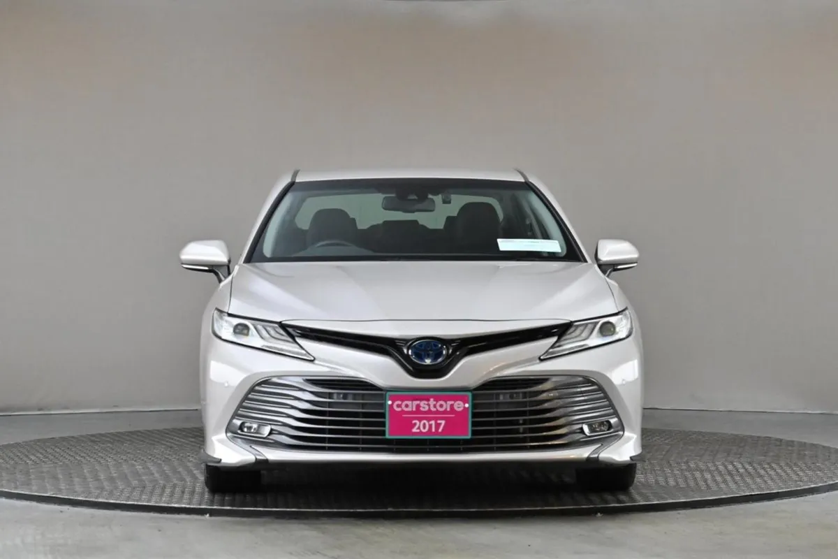 Toyota Camry 2.5 Hybrid  full Leather head UP Dis - Image 2