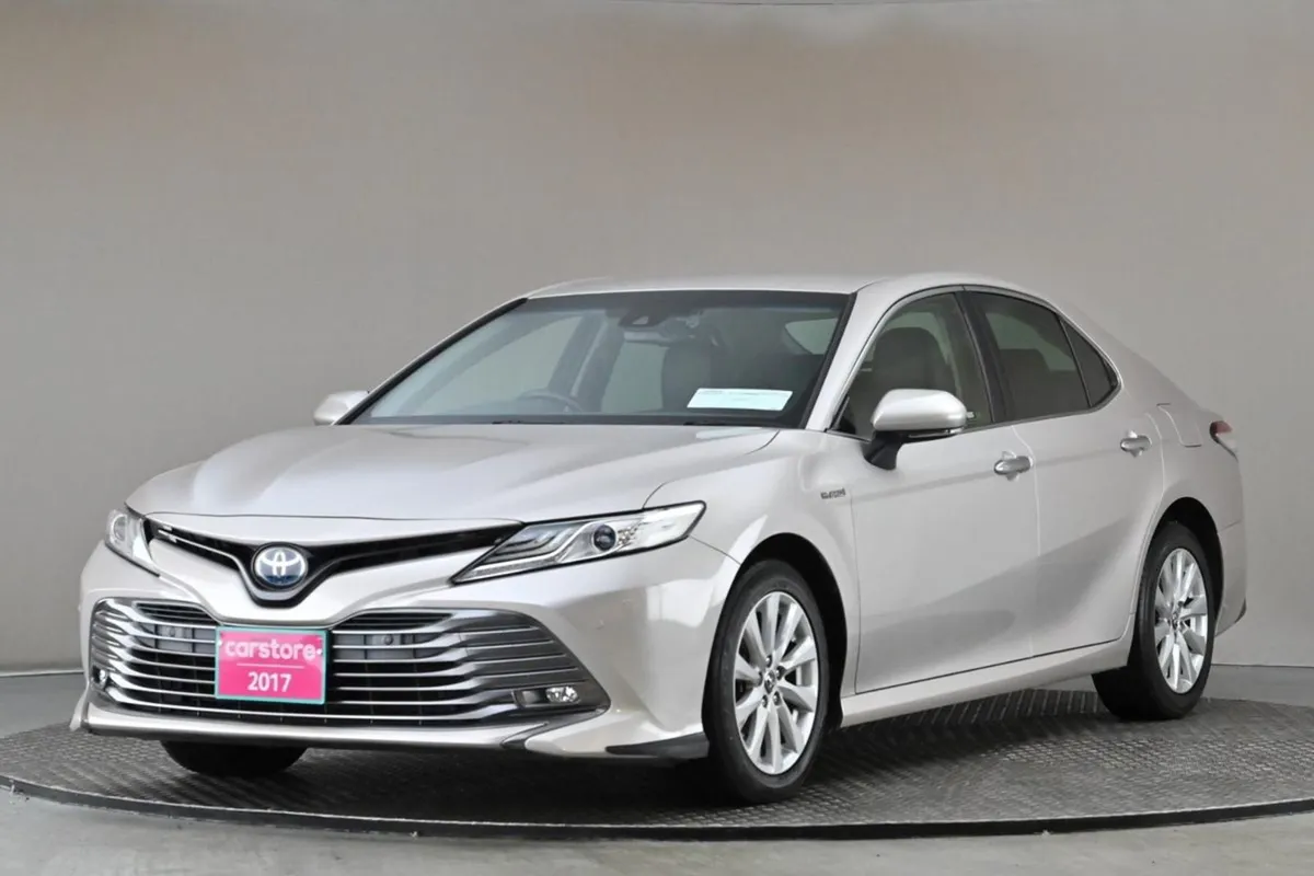 Toyota Camry 2.5 Hybrid  full Leather head UP Dis - Image 3