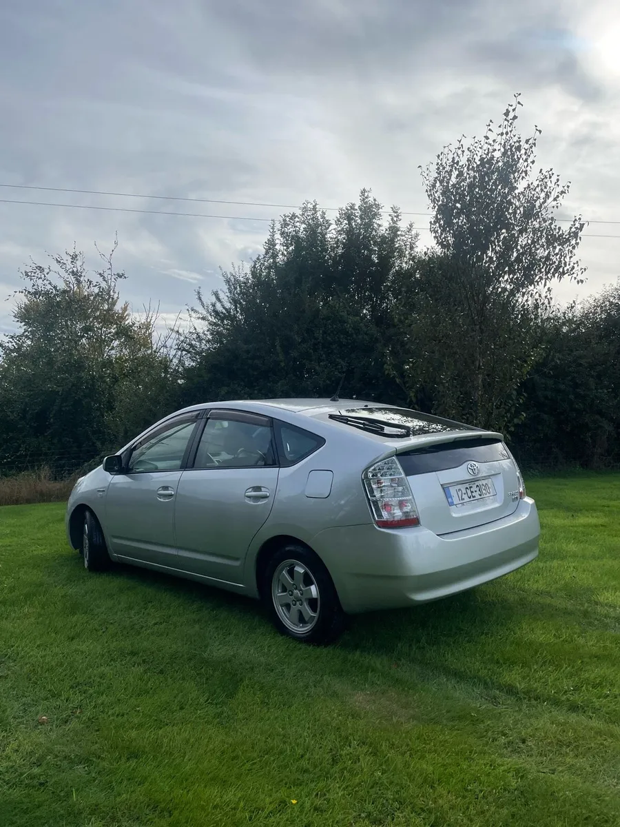 Toyota Prius 2012 LOW MILEAGE - Image 3