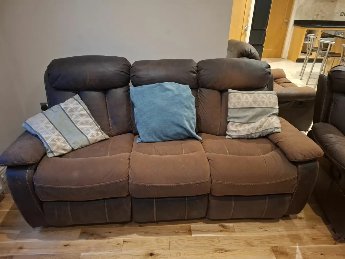 3 seater leather recliner sofa and 2 armchairs - Image 1