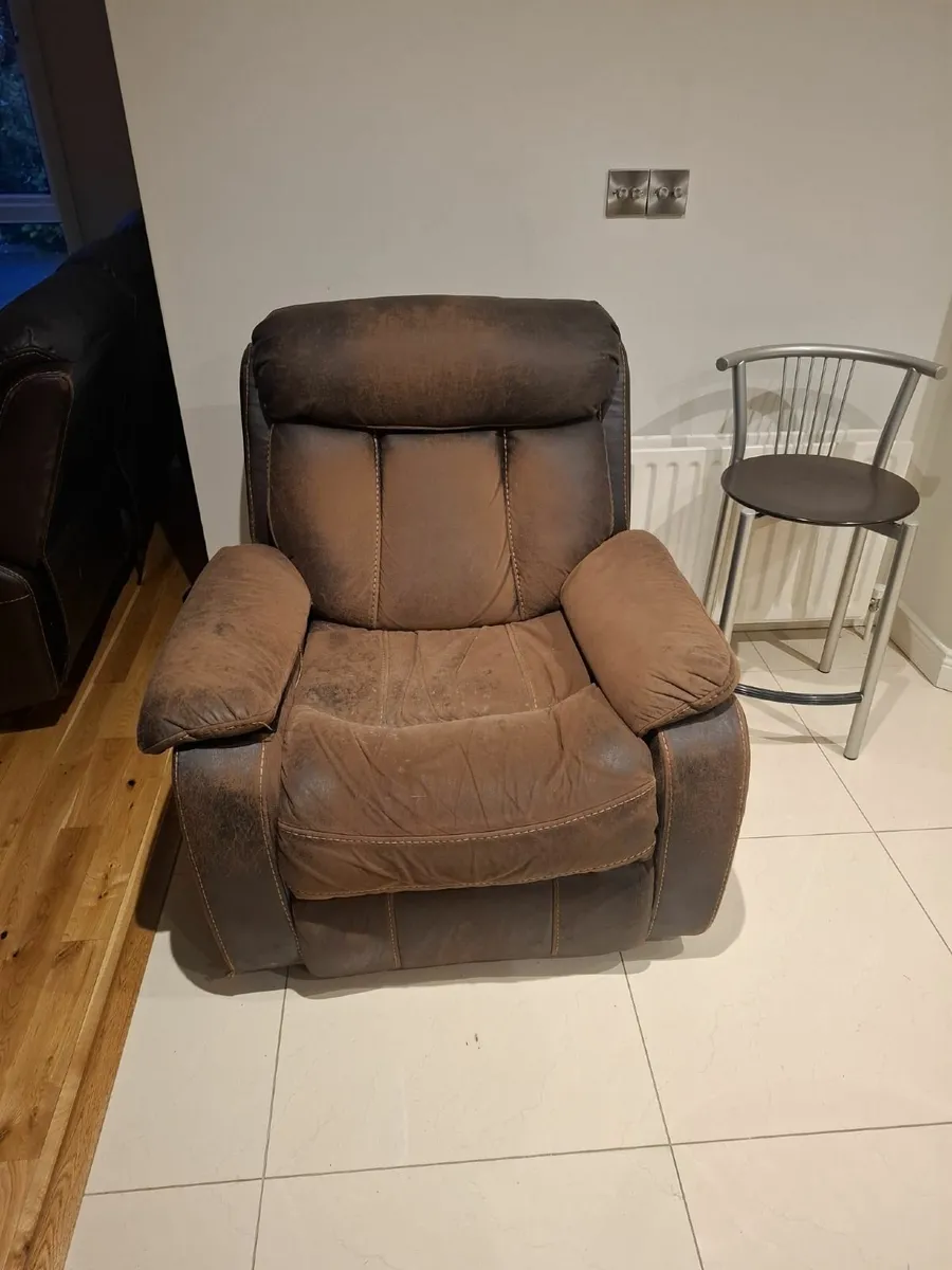 3 seater leather recliner sofa and 2 armchairs - Image 2