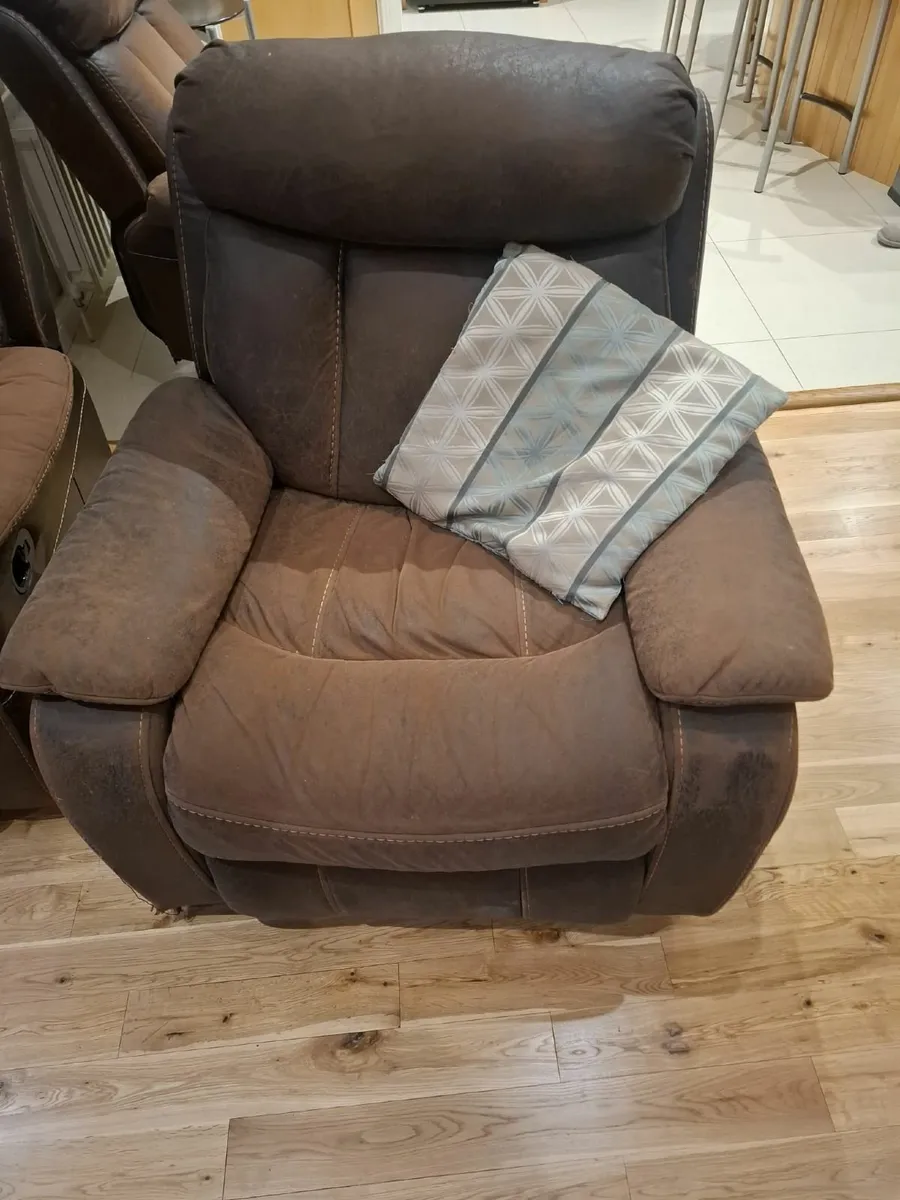 3 seater leather recliner sofa and 2 armchairs - Image 3