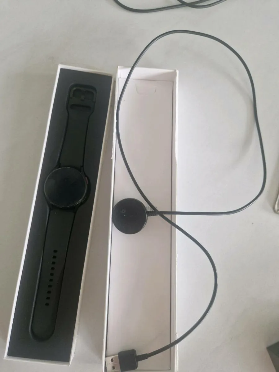 Samsung Galaxy Watch 4 - Image 1
