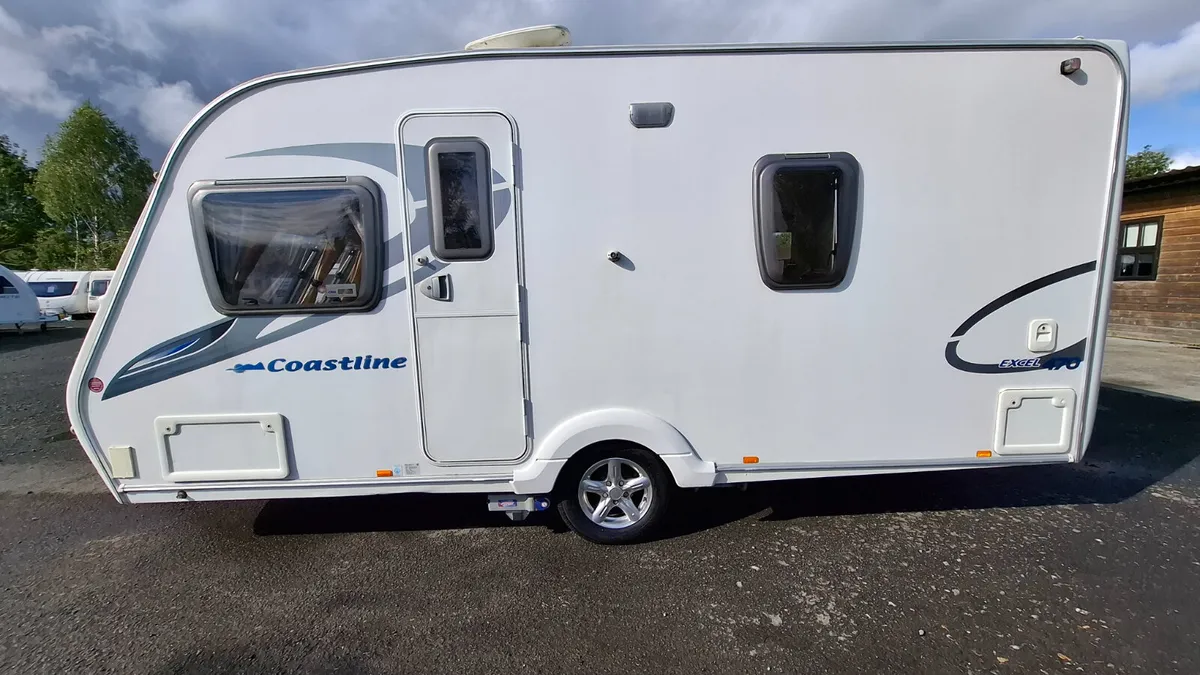 Swift Sterling Coastline 470 Caravan fixed bed - Image 3