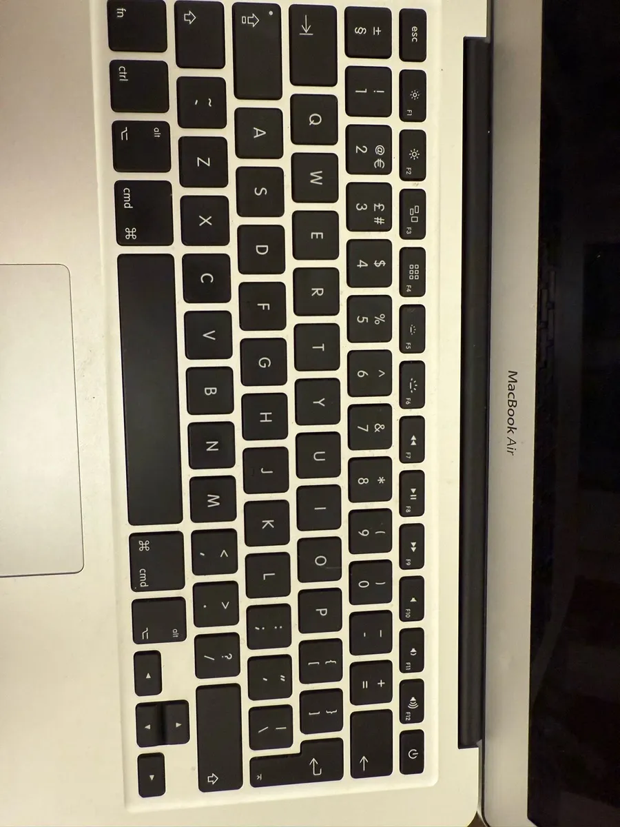 Mac Book Air - Image 3
