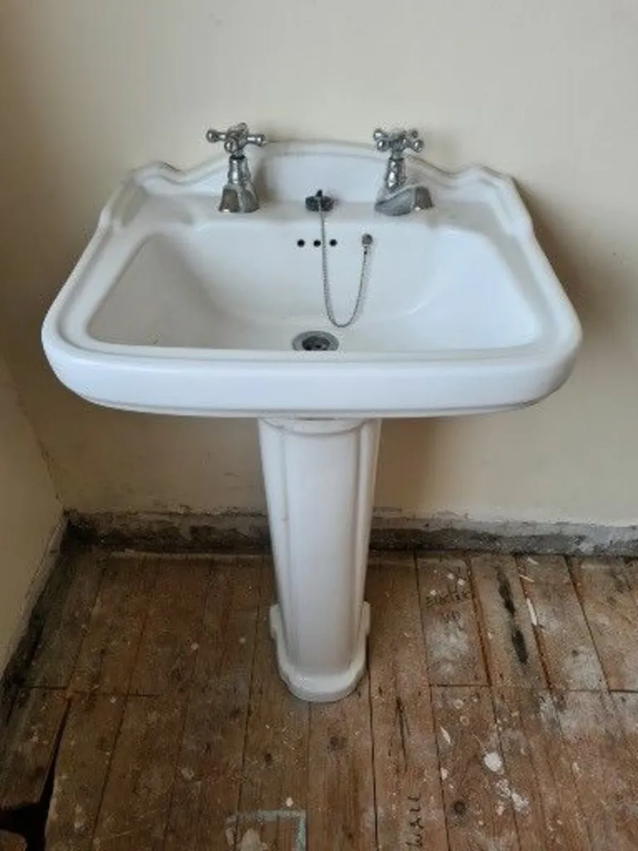 Selection of toilets and sinks with pedestals - Image 2