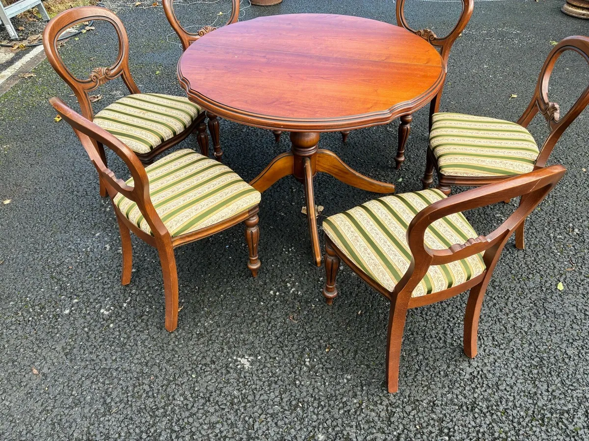 Table & 6 chairs - Image 1