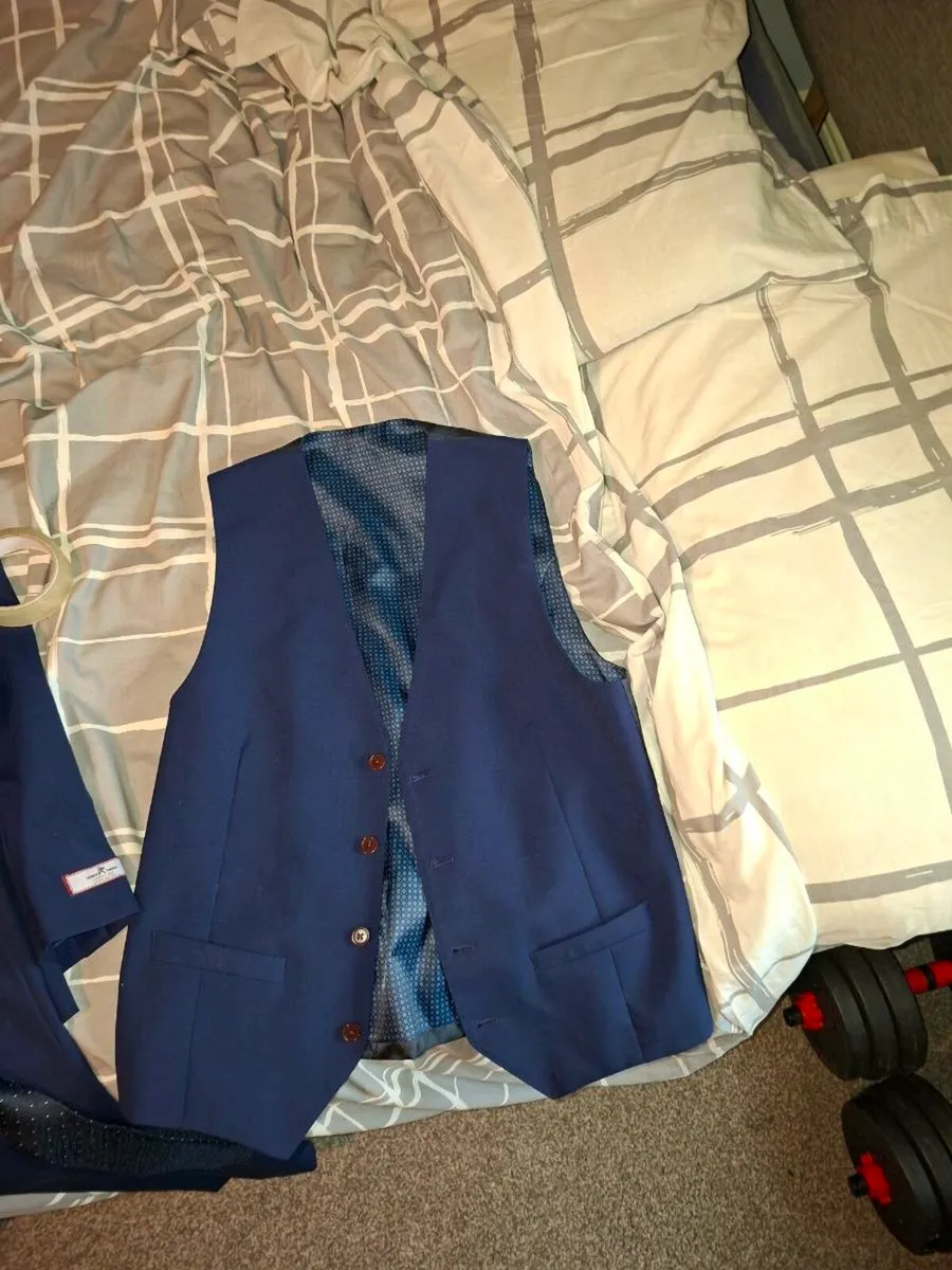 Mens suit - Image 1