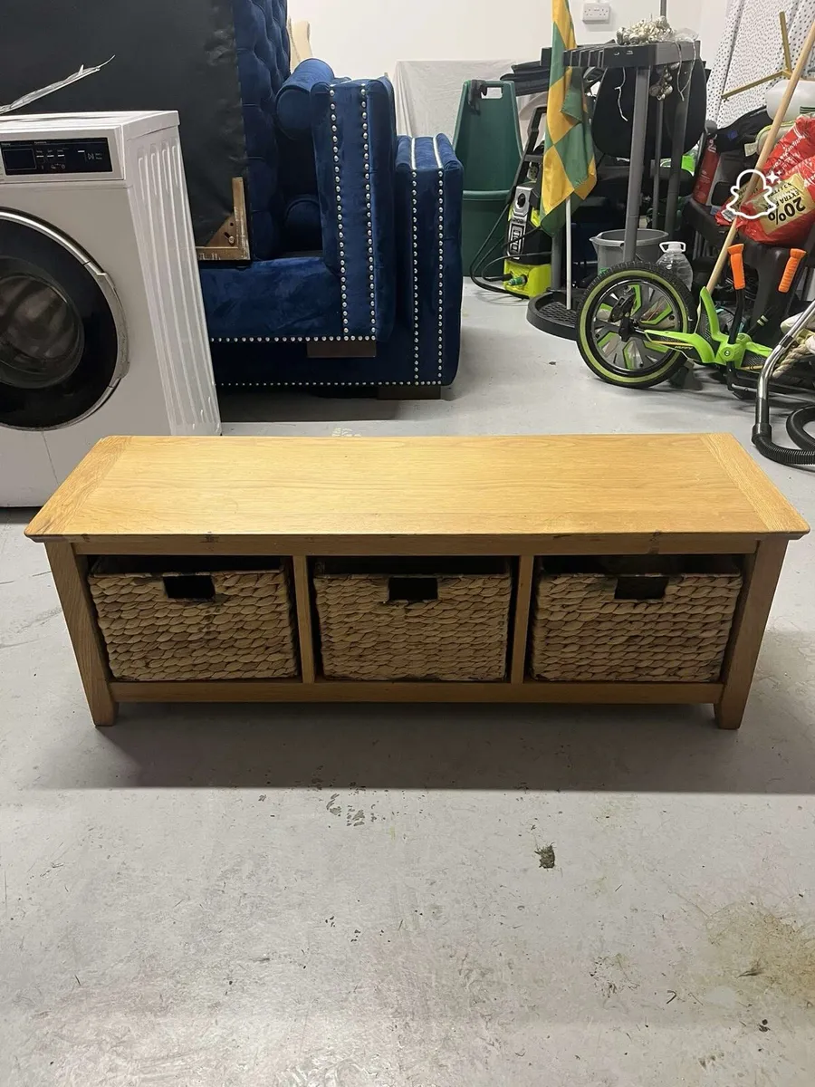 Wooden storage bench with baskets