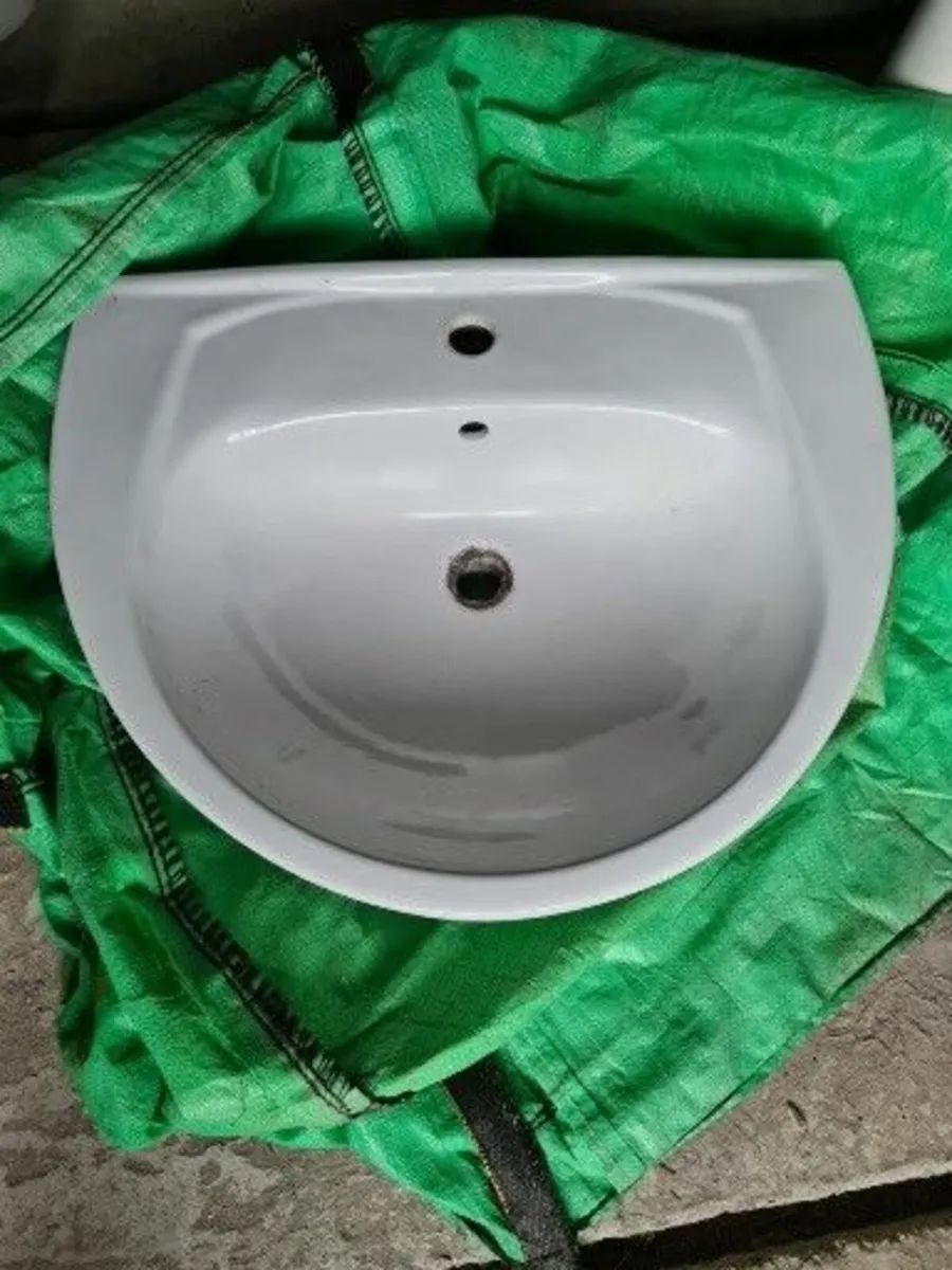 Large sink and pedestal - Image 1