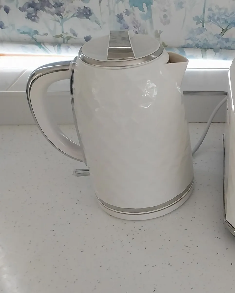 Kettle n toaster set - Image 2
