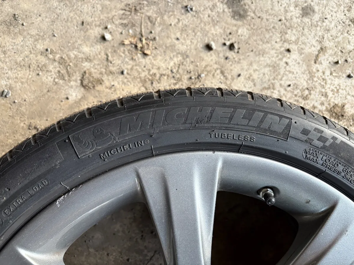 BMW 18” genuine alloys with Michelin winter tyres - Image 4