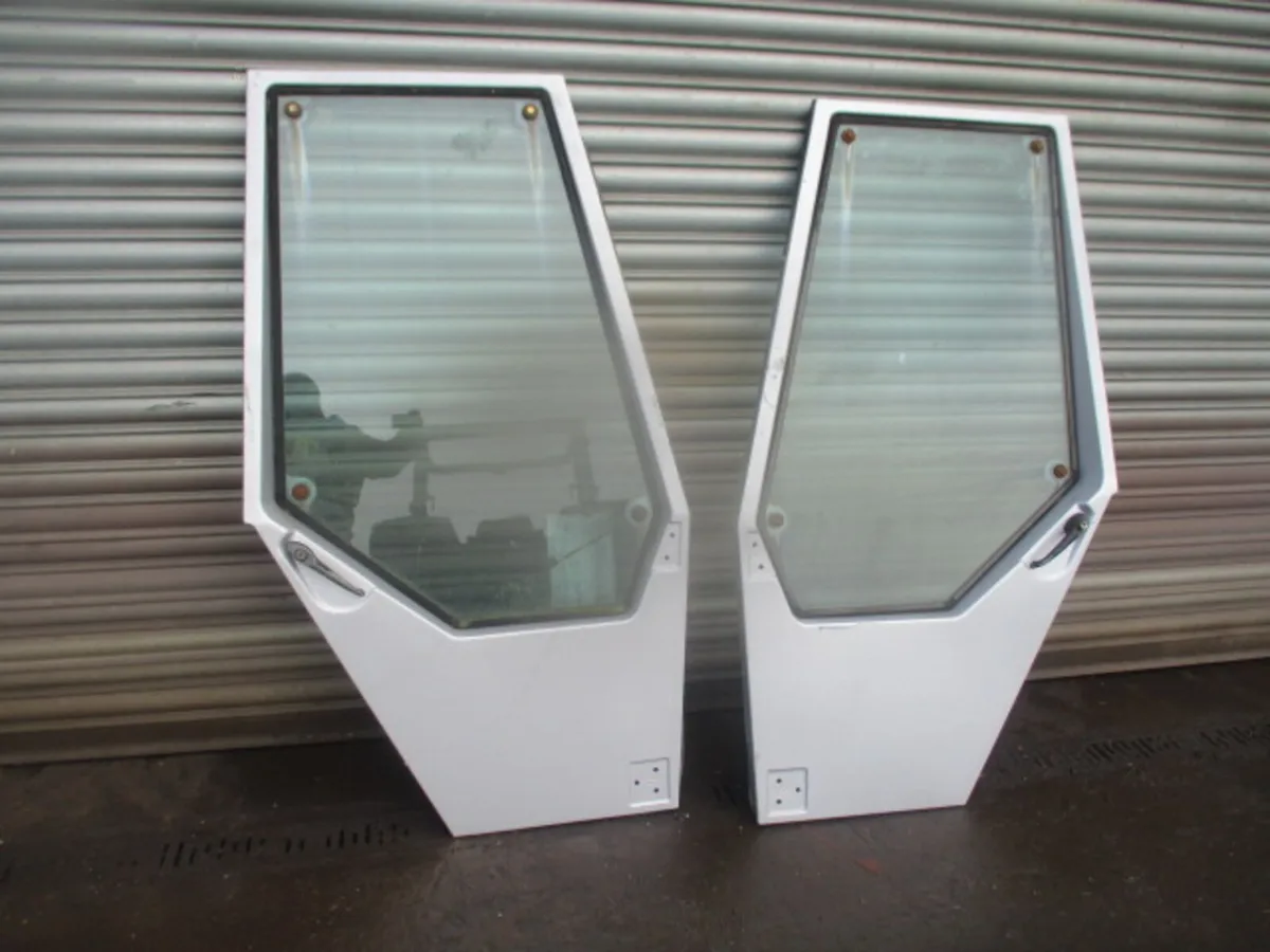 Massey Ferguson 600 SERIES DOORS - Image 1