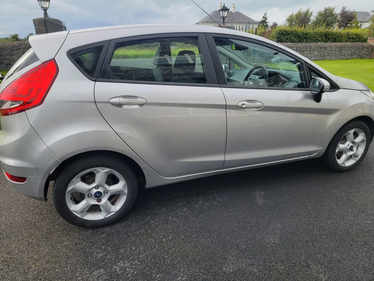 Ford Fiesta 2011 - Image 2