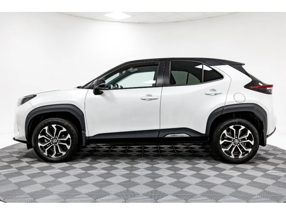 Toyota Yaris Cross Luna Sport 1.5 Hybrid Auto 115H - Image 3