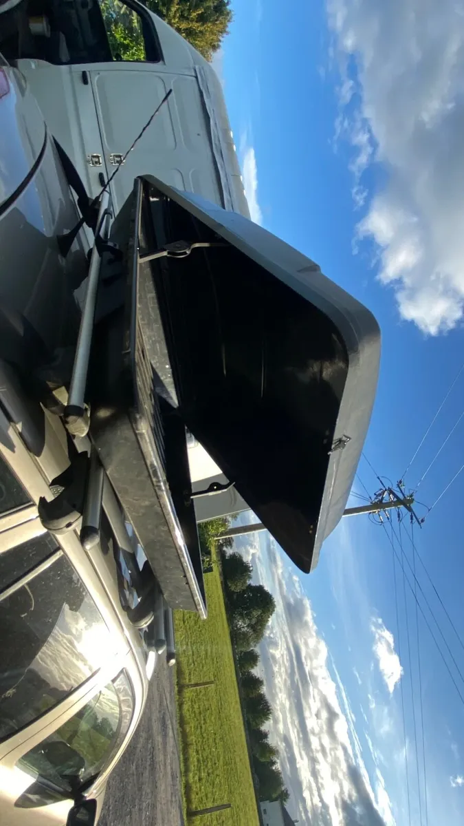 Car roof box - Image 1