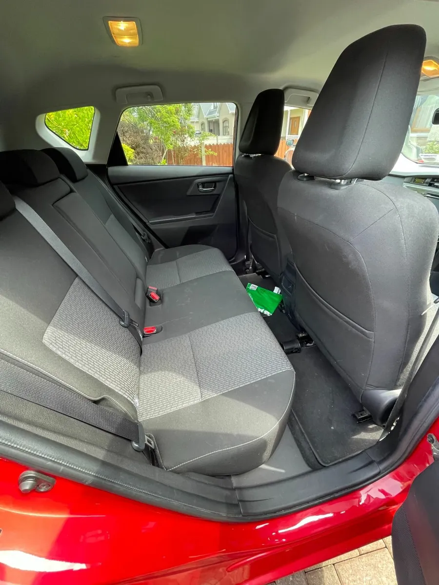 Toyota Auris 2015 - Image 2