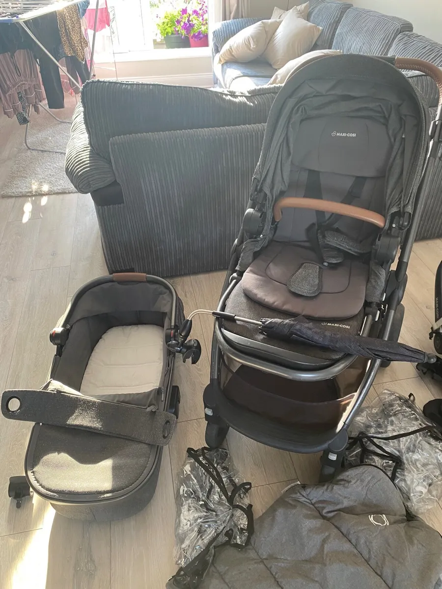 Maxi Cosi Pram, Buggy, Car Seat plus accessories - Image 2