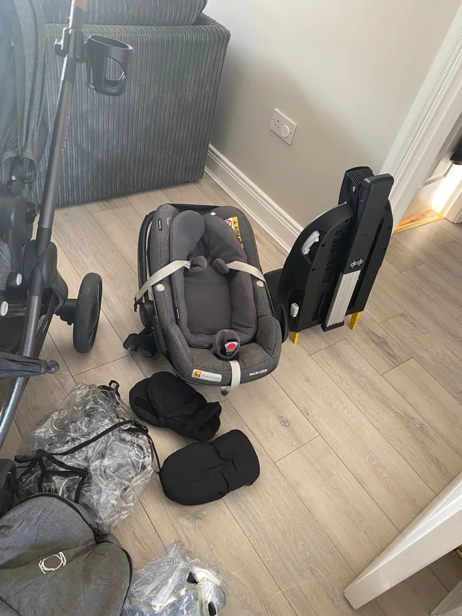 Maxi Cosi Pram, Buggy, Car Seat plus accessories - Image 3
