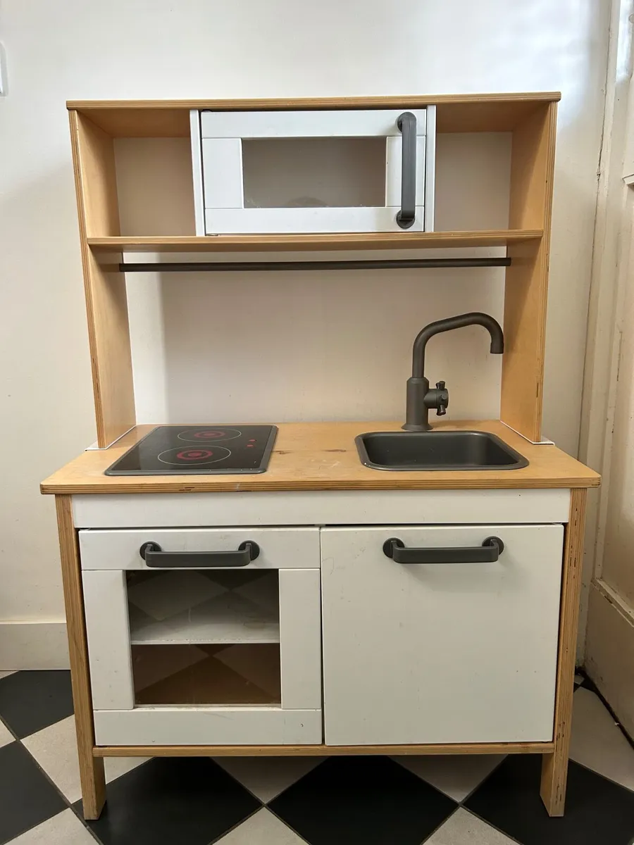 Kids play Kitchen