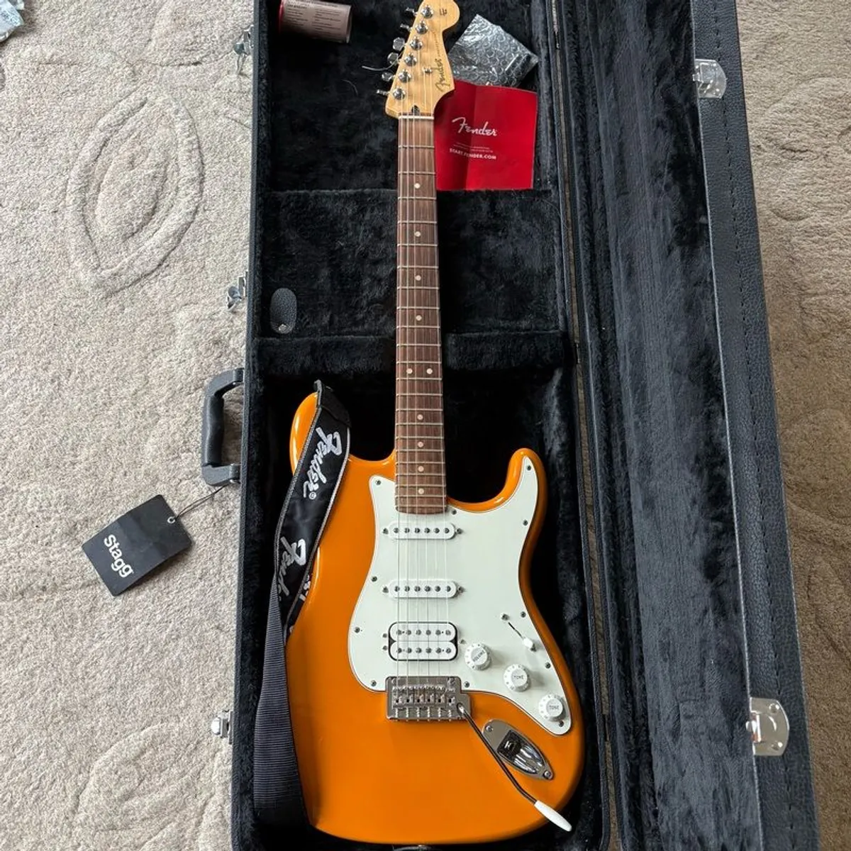 Fender Stratocaster Player with hard case - Image 1