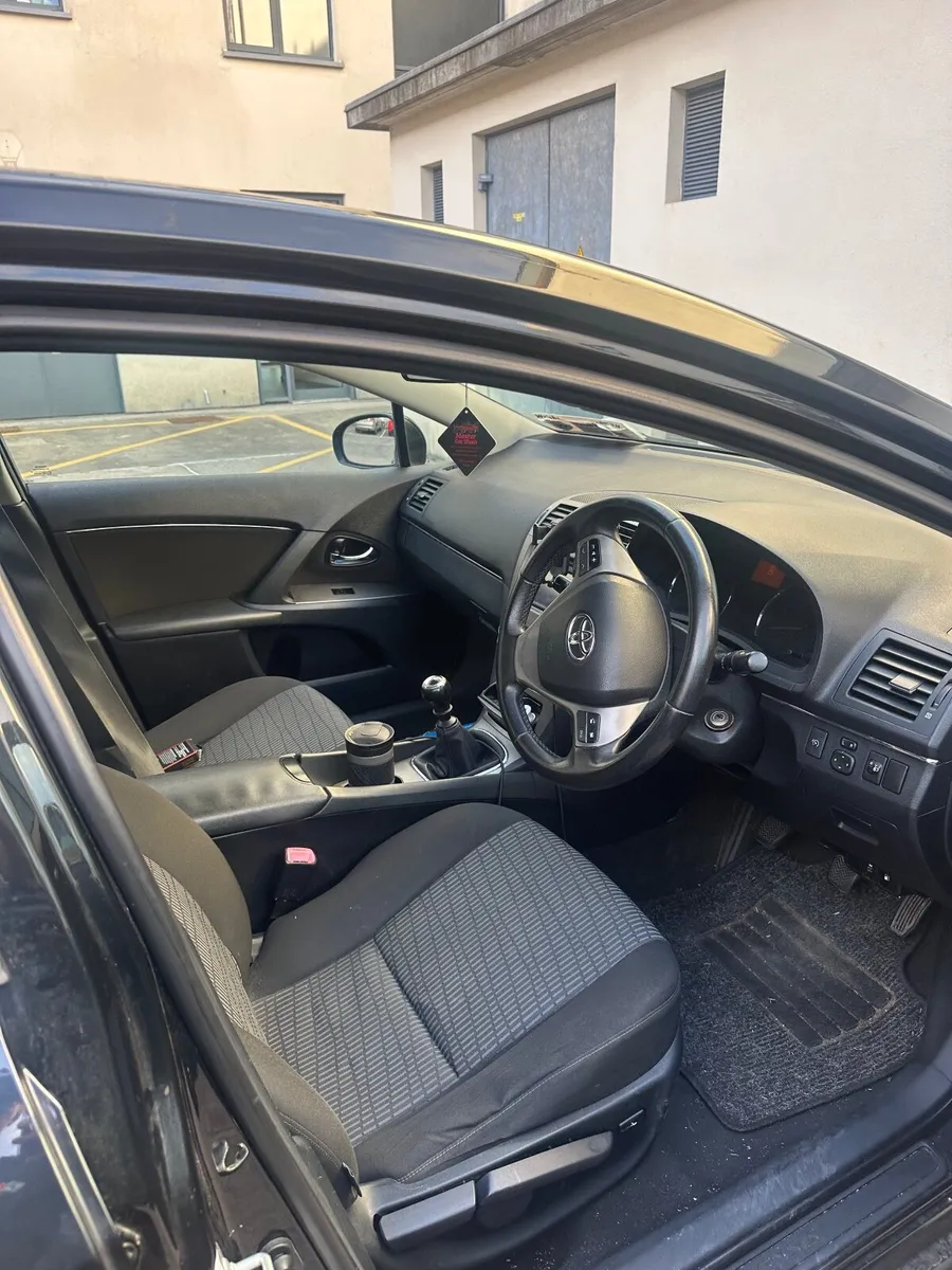 Toyota Avensis 2011 - Image 2