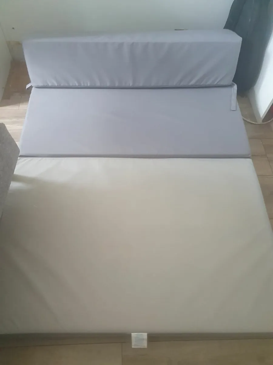 Fold out foam chair - Image 2