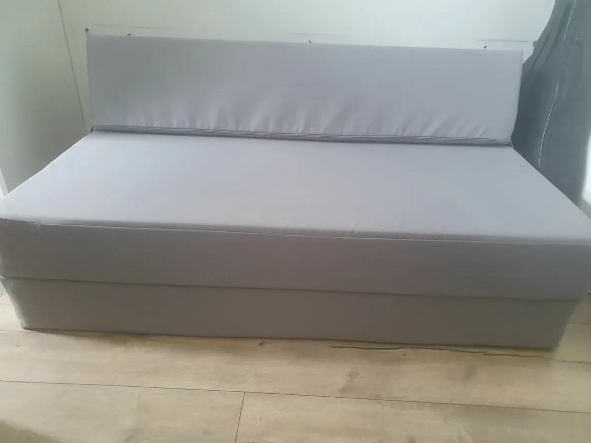 Fold out foam chair - Image 3