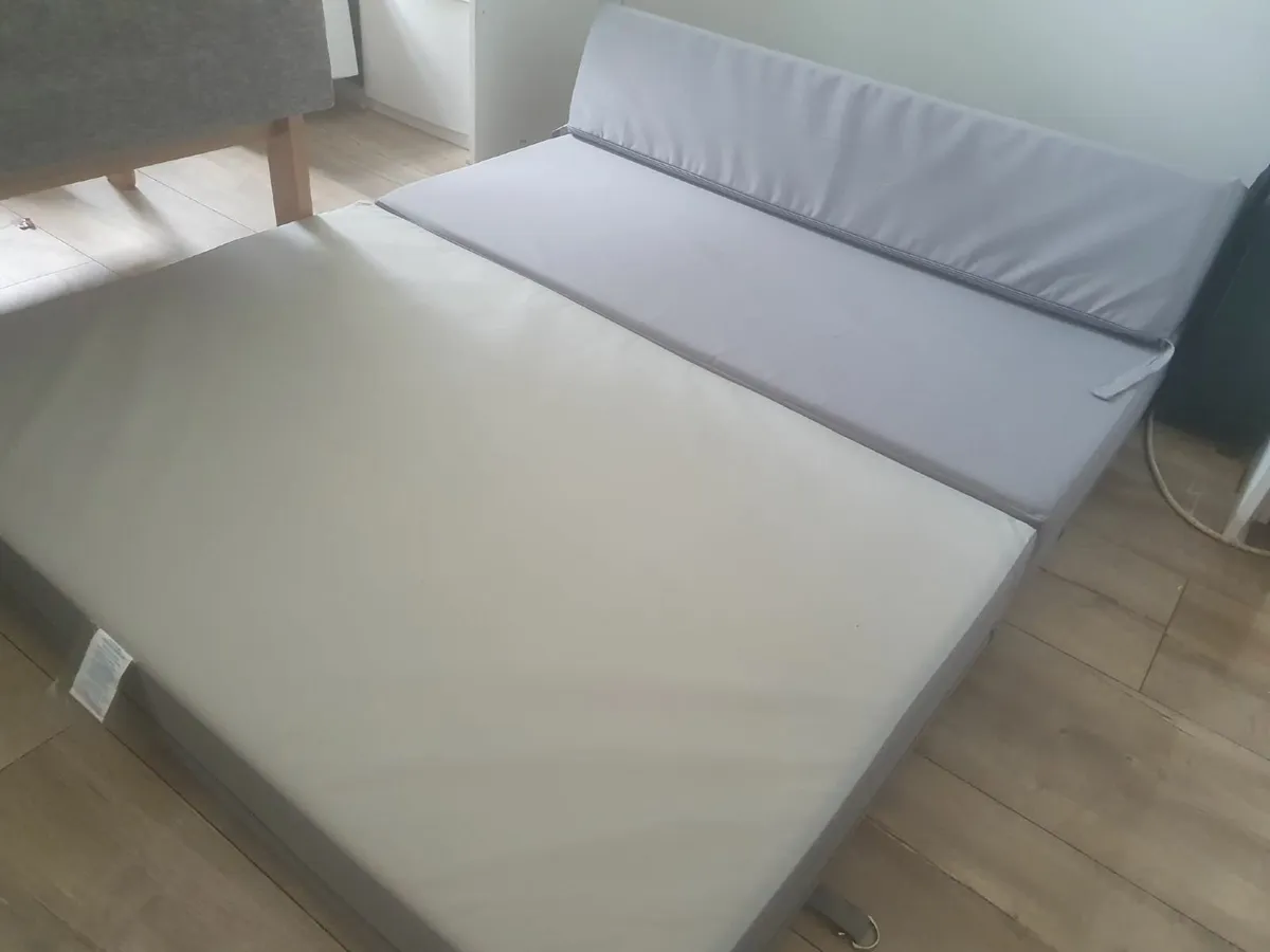 Fold out foam chair - Image 4