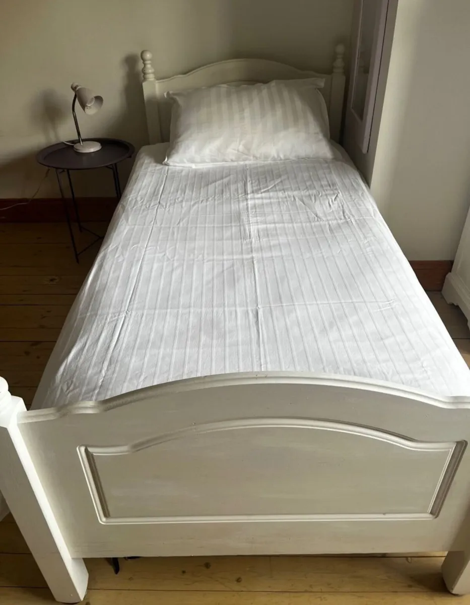 2 x Lovely Matching White Single Wooden Beds - Image 2