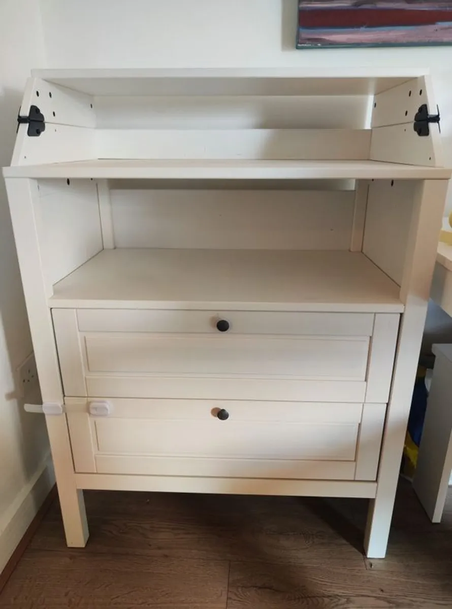 changing table - Image 1