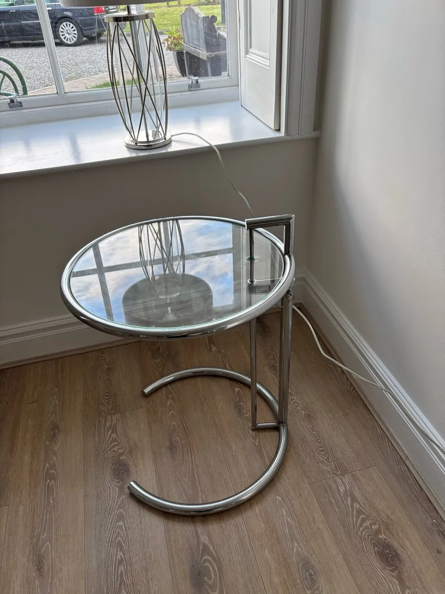 Two x ‘Eileen Grey’ style  side tables & 2 lamps - Image 1
