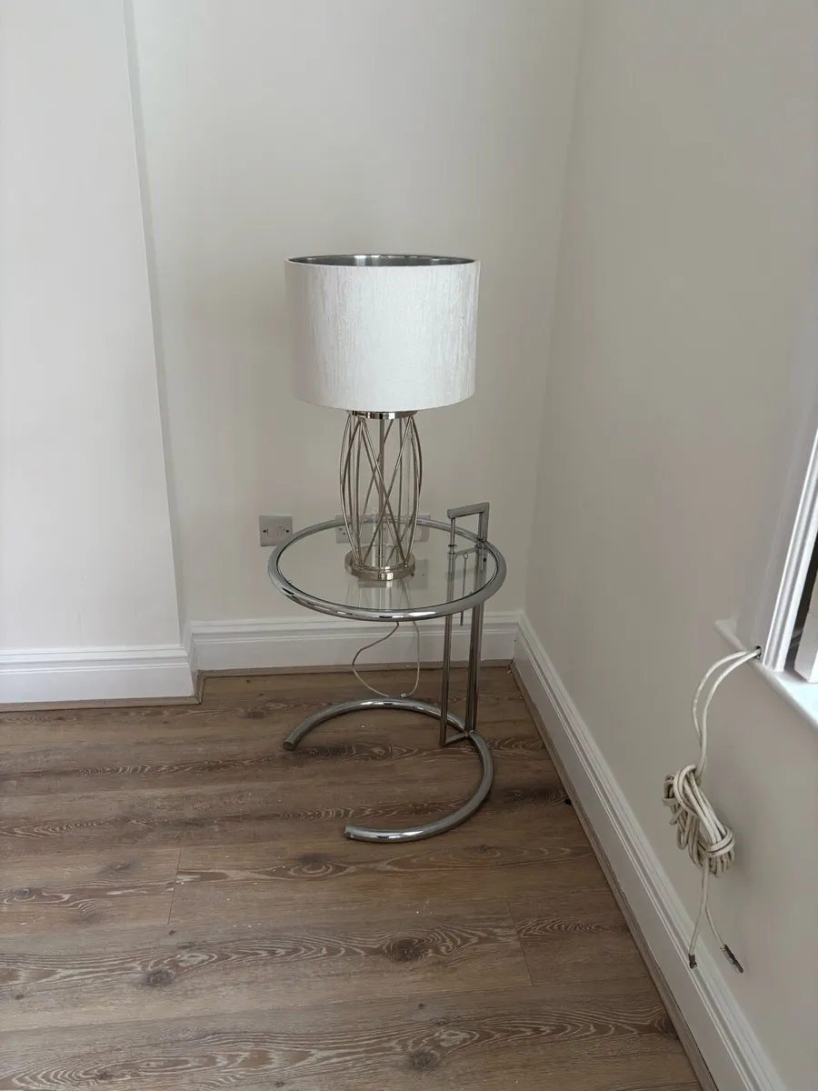 Two x ‘Eileen Grey’ style  side tables & 2 lamps - Image 3