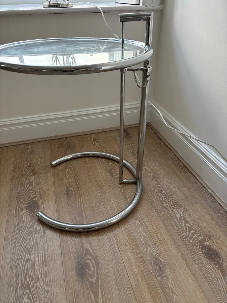 Two x ‘Eileen Grey’ style  side tables & 2 lamps - Image 4