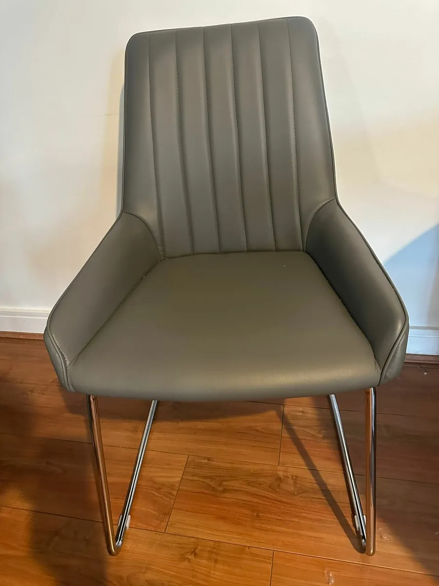 Table and 4x chairs - Image 2