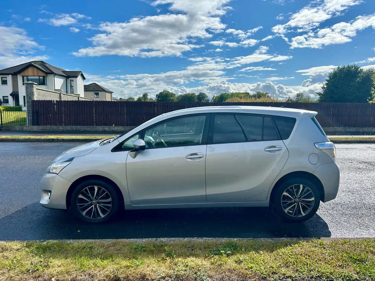 2017 Toyota Verso - Image 4