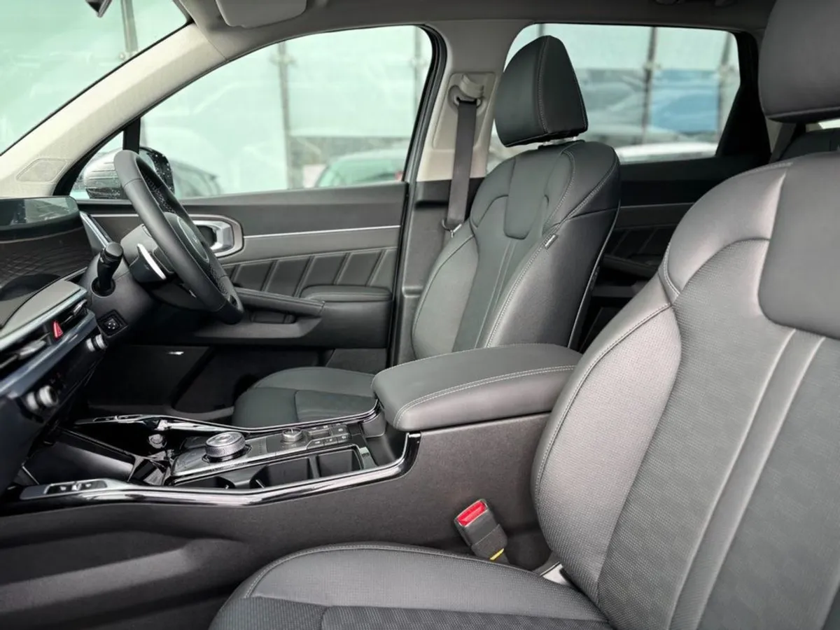 Kia Sorento 1.6 Plug in Hybrid PE ( 7 Seats ) - Image 4