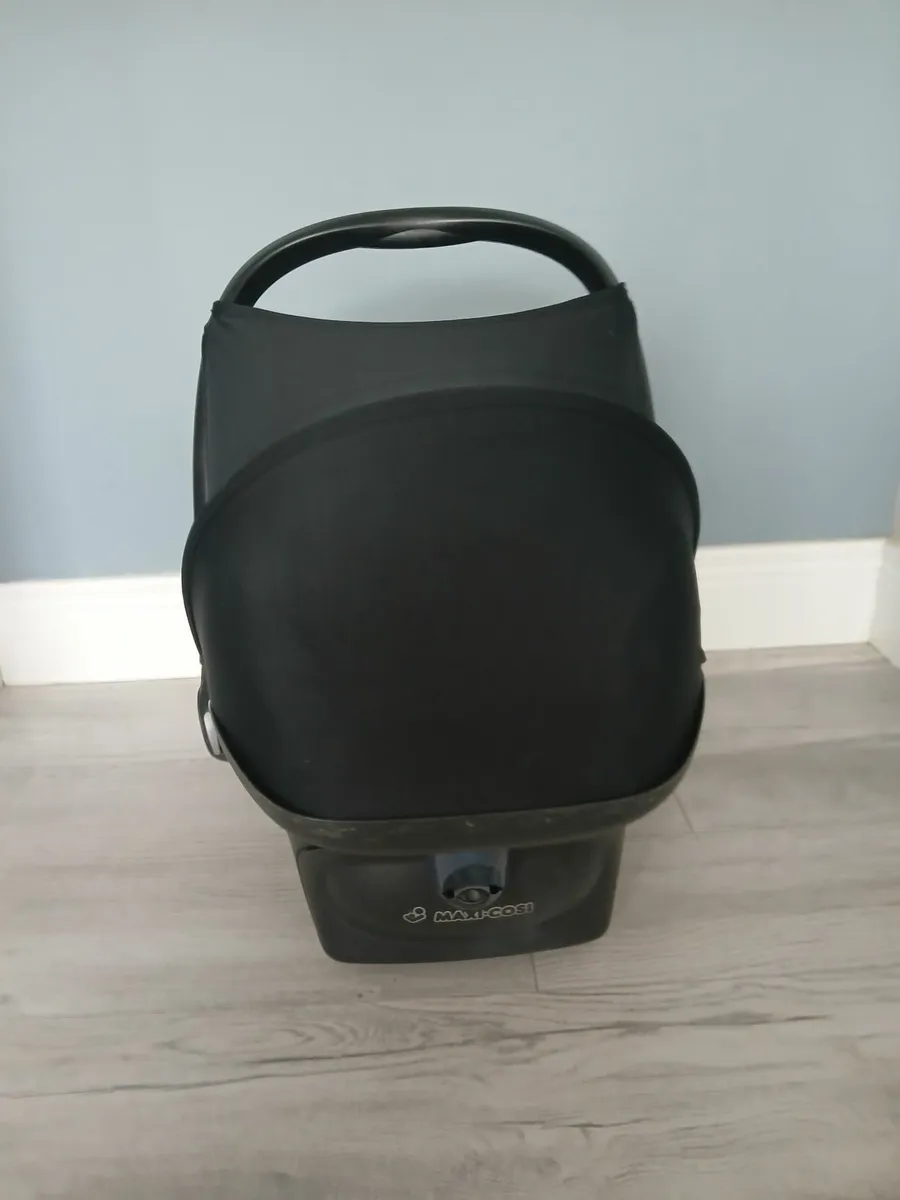 Baby Car Seat, EasyFix Base and Rear View Mirror - Image 4