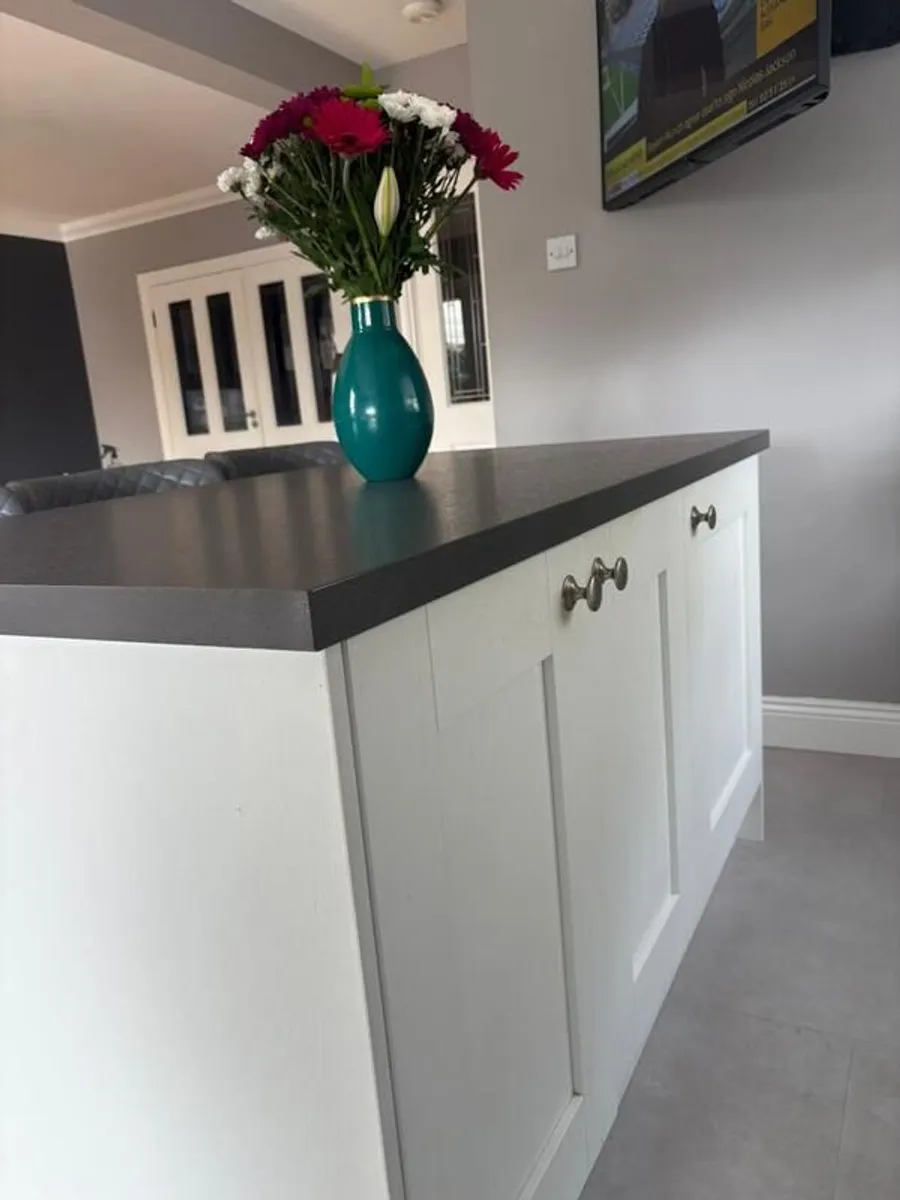 Kitchen Island - Image 1