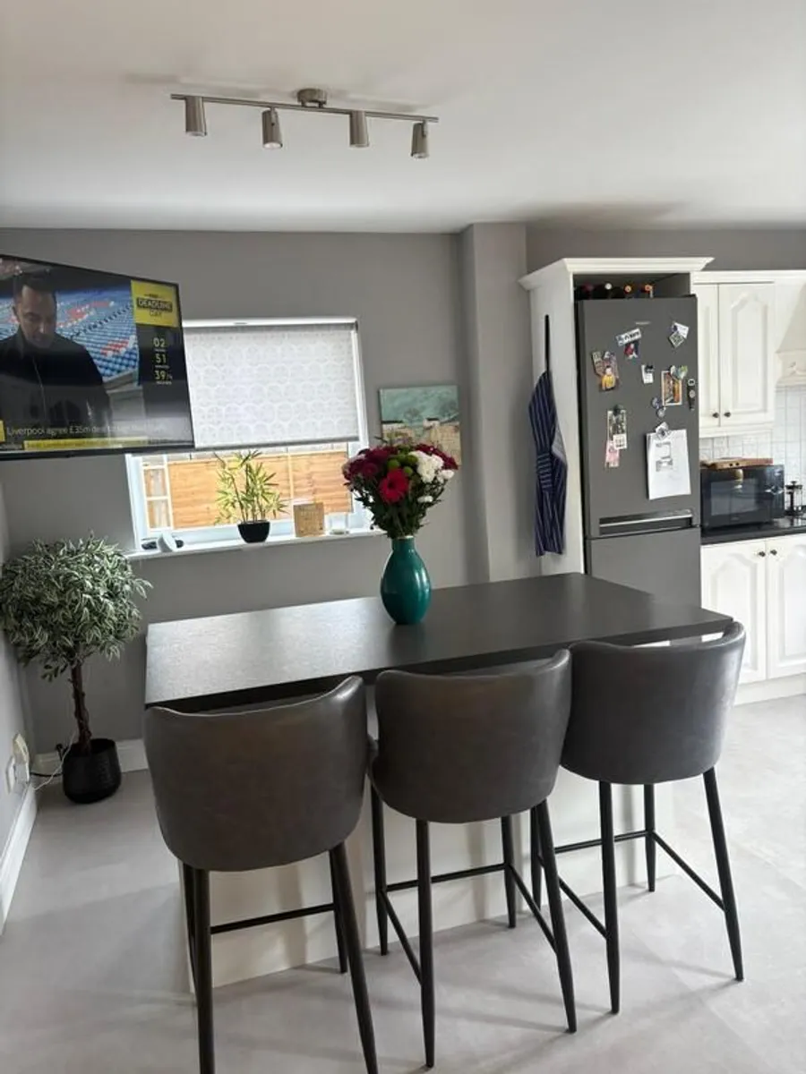 Kitchen Island - Image 3