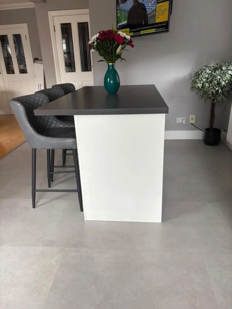 Kitchen Island - Image 4