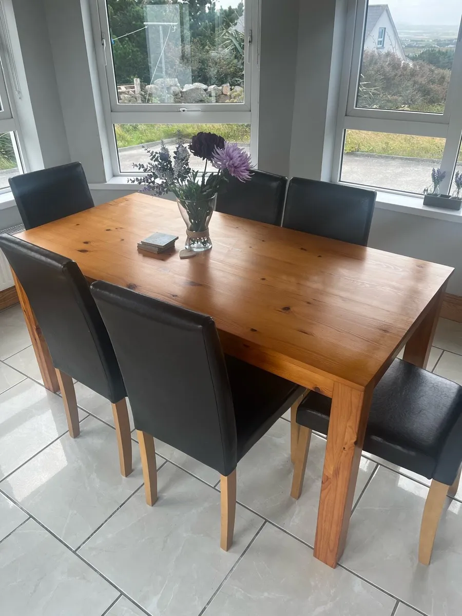 Table and chairs - Image 1