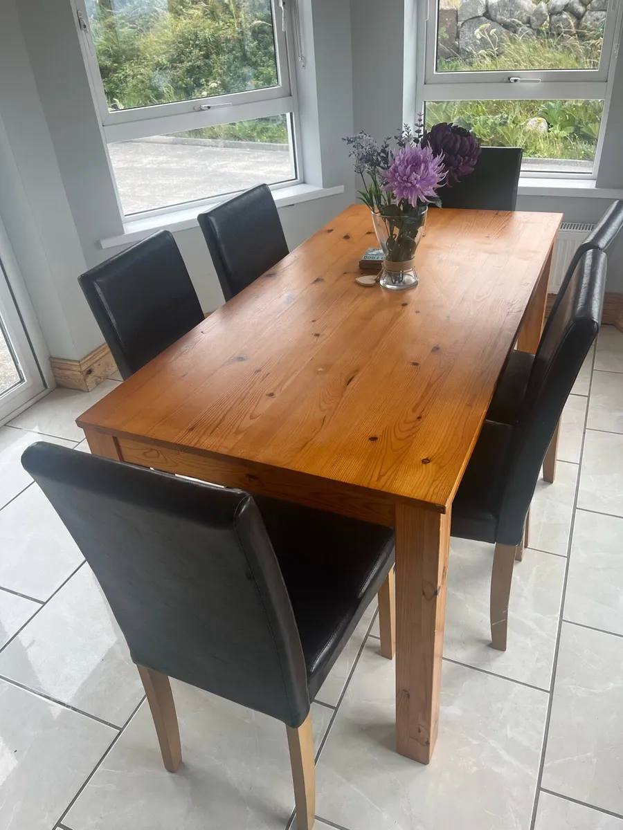 Table and chairs - Image 2