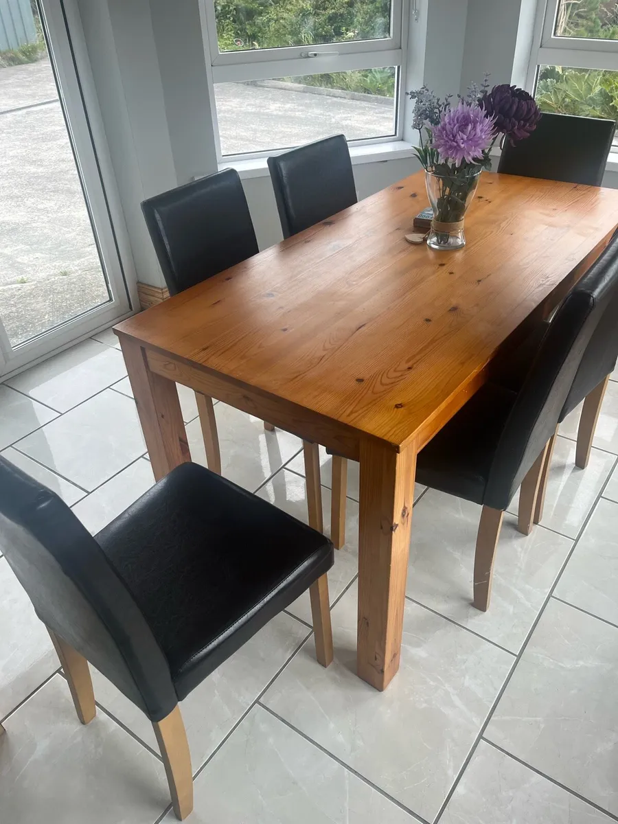 Table and chairs - Image 3