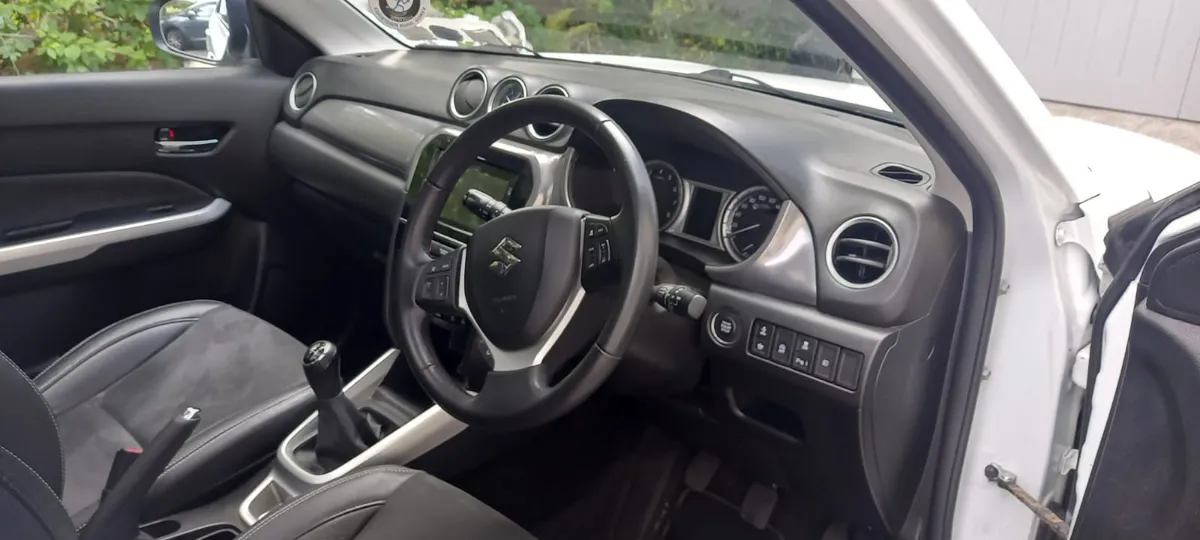 Suzuki Vitara 1.6 Petrol 2018 Like New - Image 4