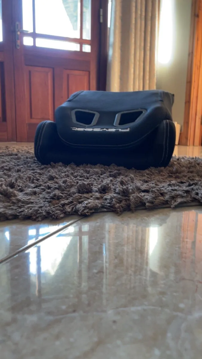 racing seat and Logitech racing wheel an pedals - Image 1