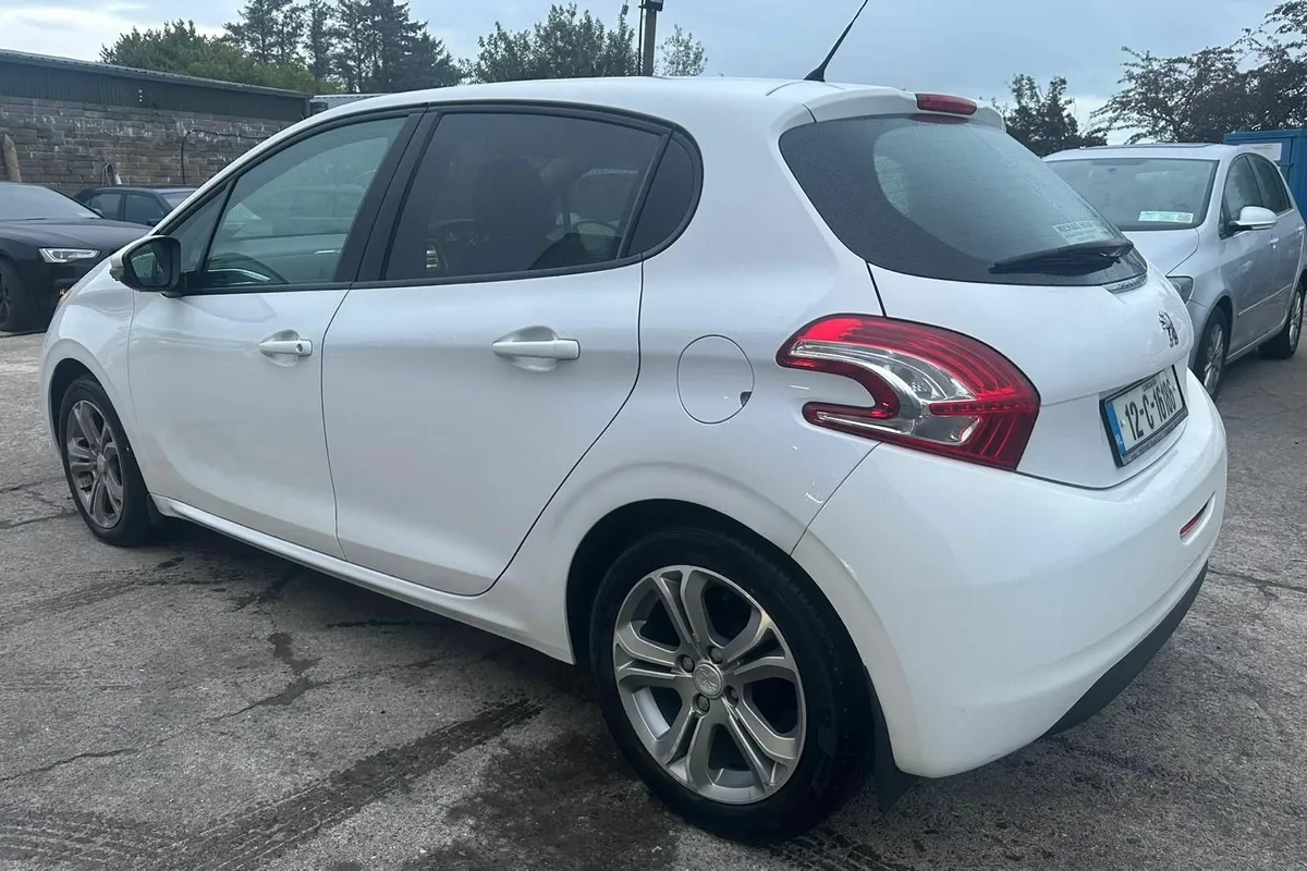 Peugeot 208 2012 - Image 2