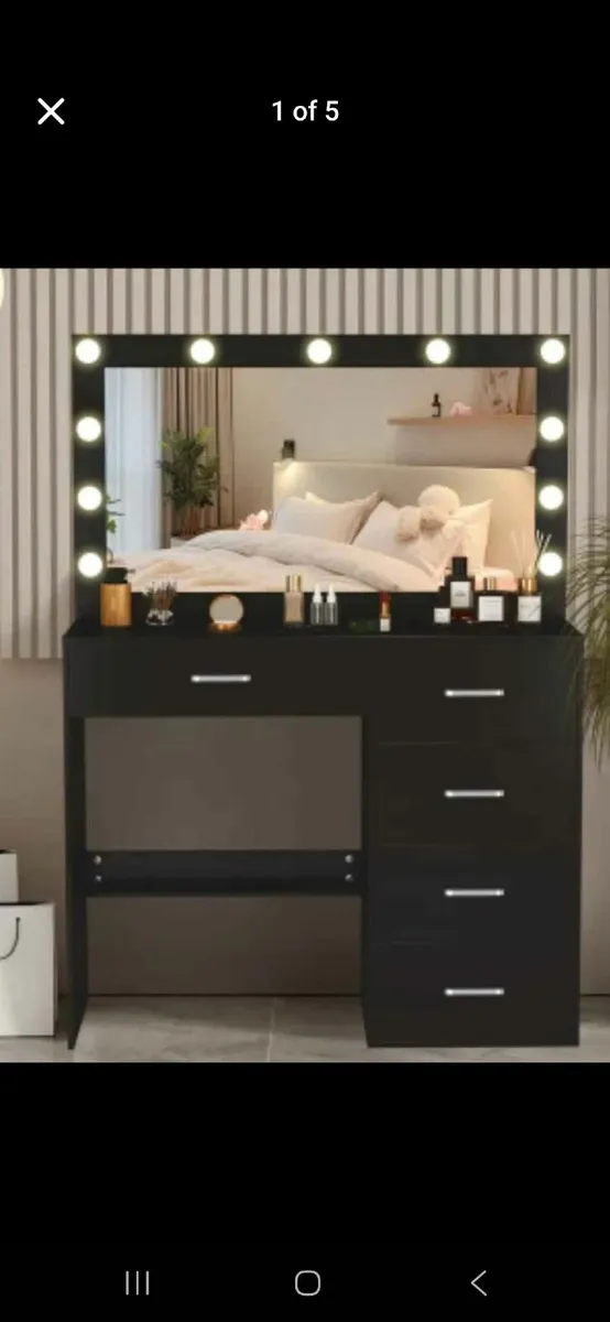 Vanity table with lights - Image 1