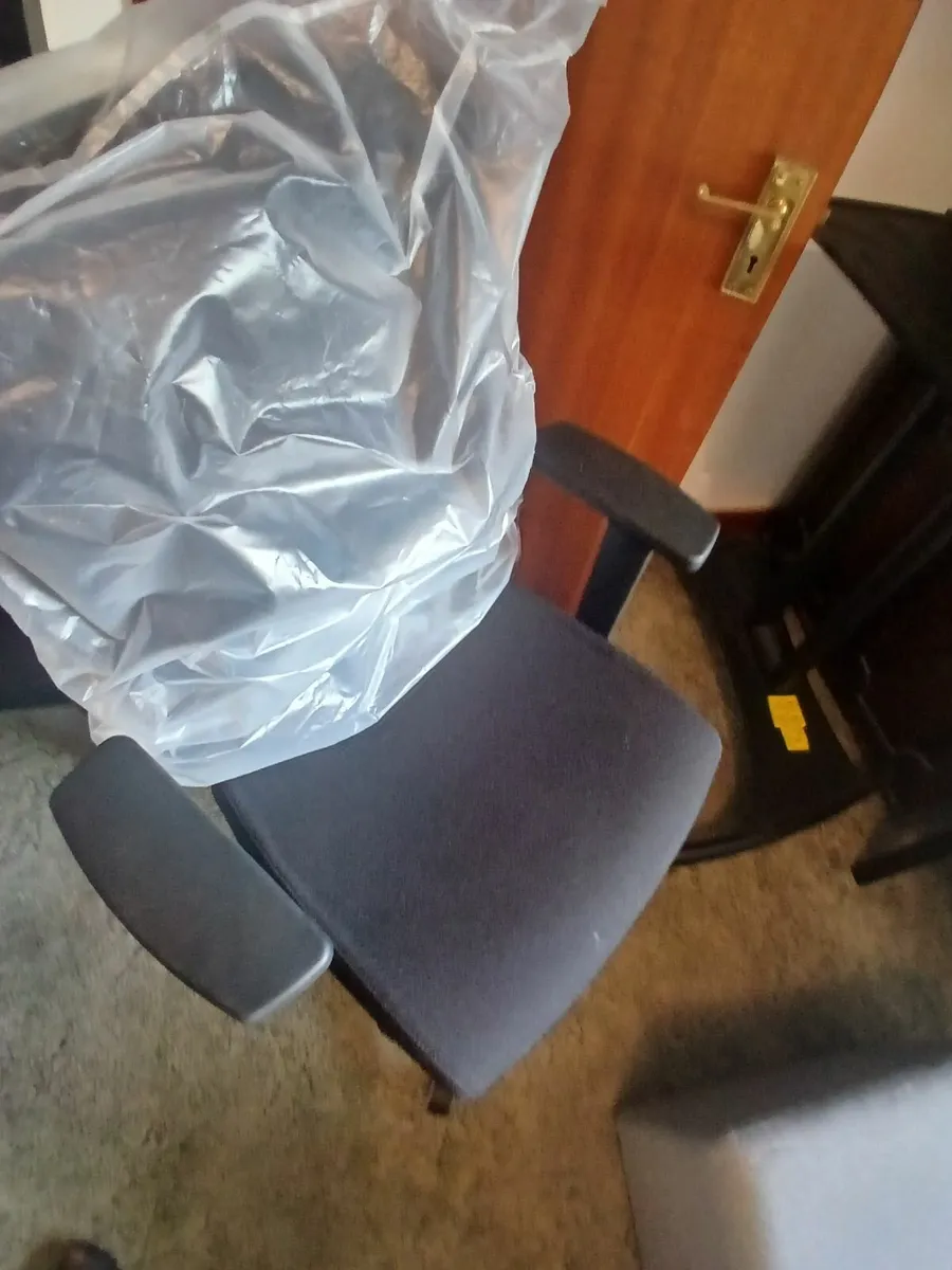 Office chair new....on wheels delivered - Image 2